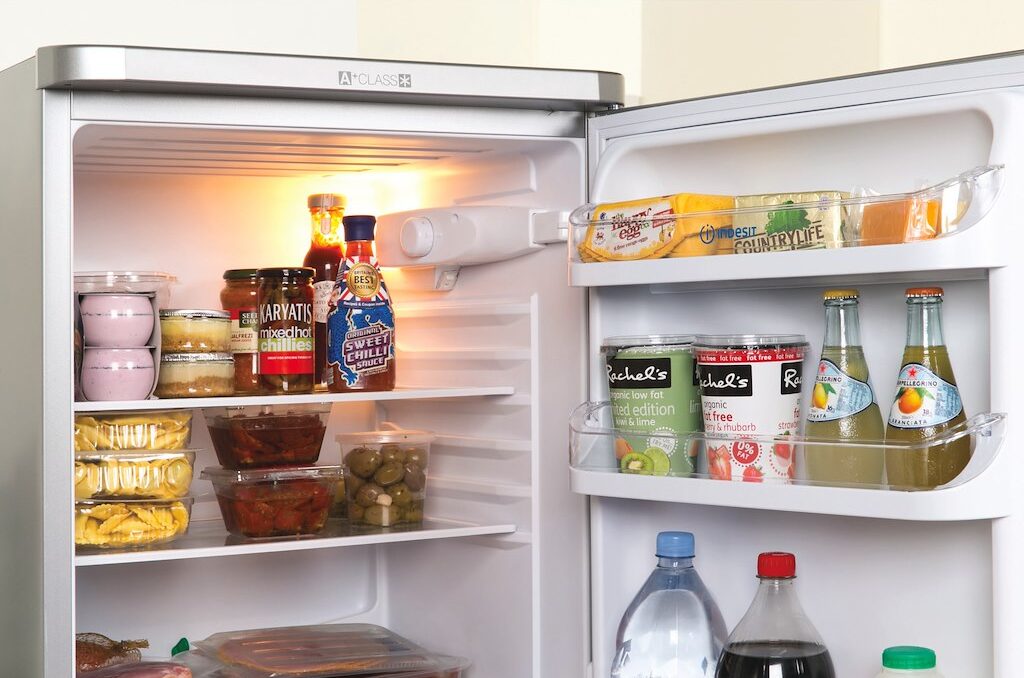 keep fridge clean